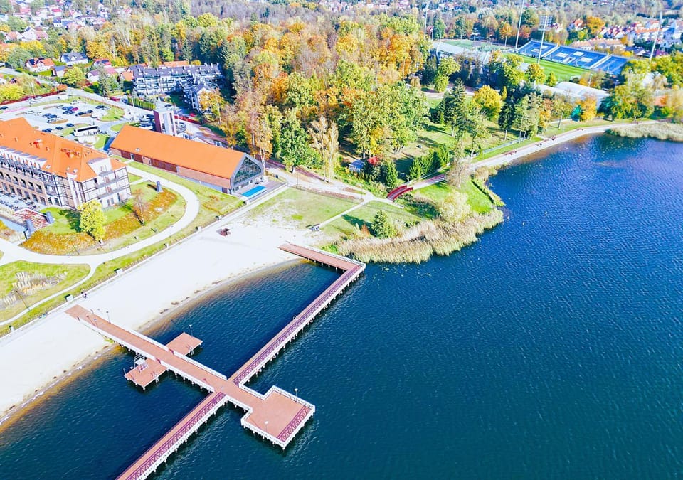Restaurant/places to eat, Beach, Lake view, Location