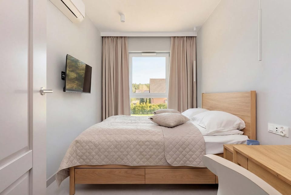 Bed, TV and multimedia, Photo of the whole room, Bedroom, air conditioner