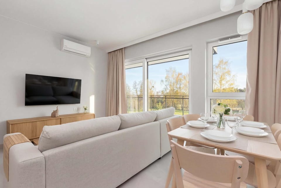TV and multimedia, Living room, Seating area, Dining area, air conditioner