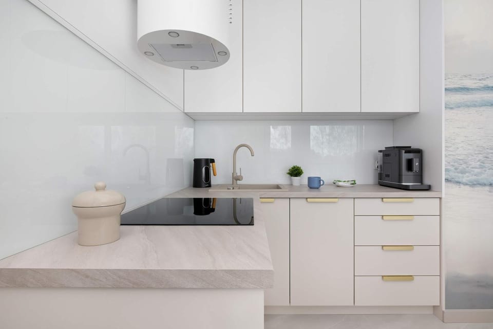 Coffee/tea facilities, Kitchen or kitchenette, stove