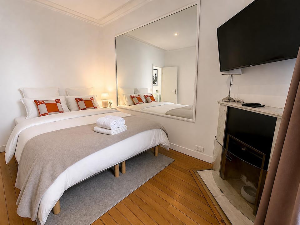 Bed, TV and multimedia, Photo of the whole room, Bedroom