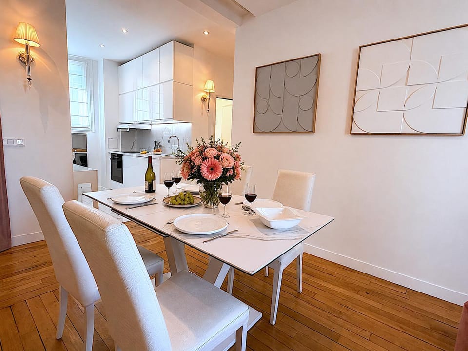 Kitchen or kitchenette, Dining area