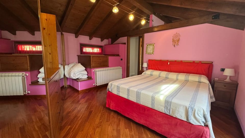 Bed, Photo of the whole room, Bedroom, internet