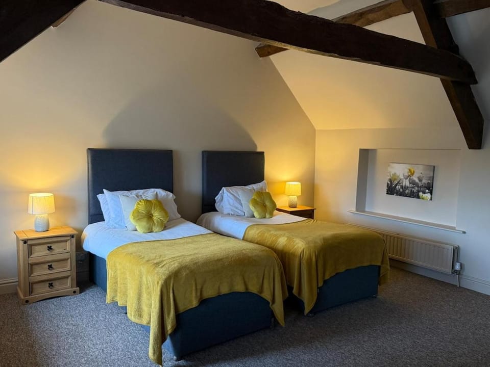 4-Bed Cottage at Famous Tuckers Grave Inn Sleeps 8 House in Mendip District
