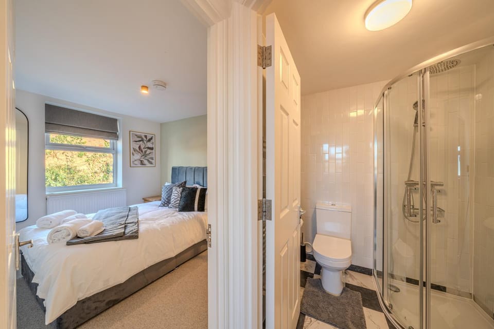 Modern 3-Bed Home Minutes from Westfield & Station Apartment in London