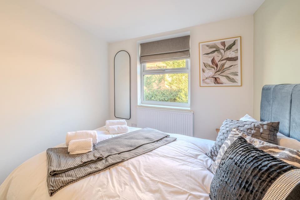 Modern 3-Bed Home Minutes from Westfield & Station Apartment in London