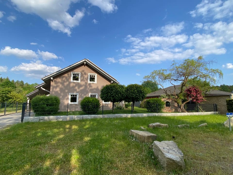 Property building, Off site, Garden, Garden view, Street view, Street view, Parking