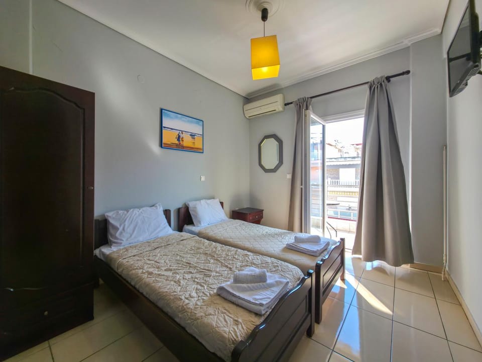 Bed, TV and multimedia, Photo of the whole room, Bedroom, towels