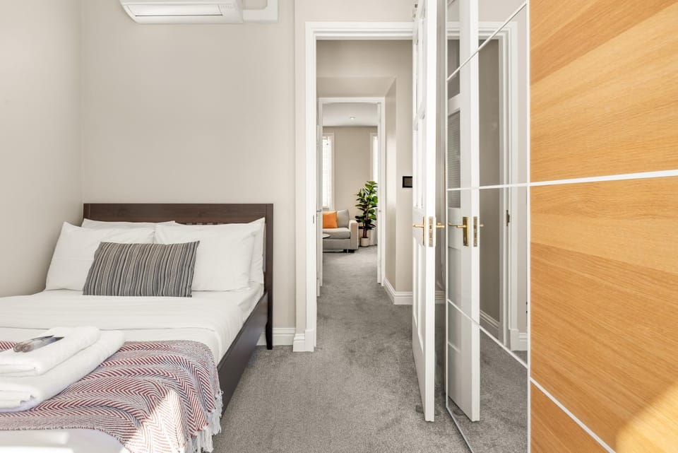 Bed, Bedroom, towels