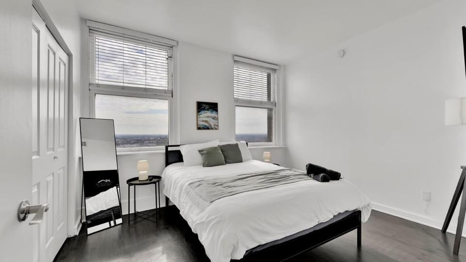 HEB403 Spacious & Stylish 2 Bedroom Condo Downtown Fort Worth, Free Parking, Walk to Convention Center Apartment in Fort Worth