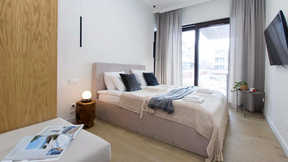 Bed, TV and multimedia, Photo of the whole room, Bedroom, towels