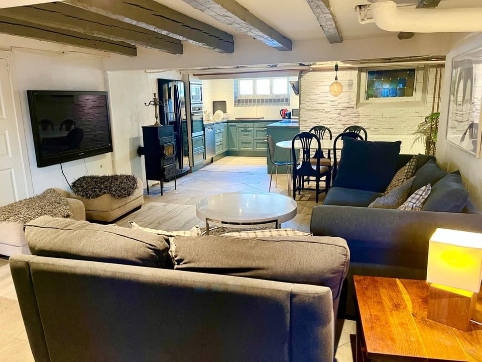 Communal lounge/ TV room