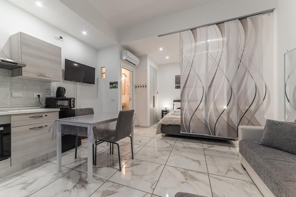 Kitchen or kitchenette, Living room, Seating area, Dining area