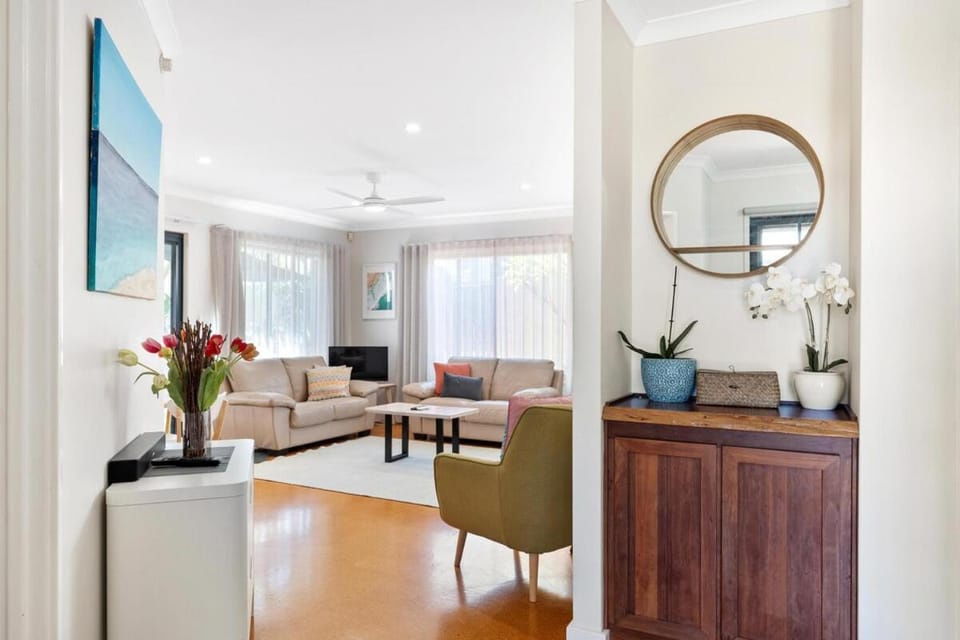Scarborough Central - Ocean Glimpse Retreat House in Perth