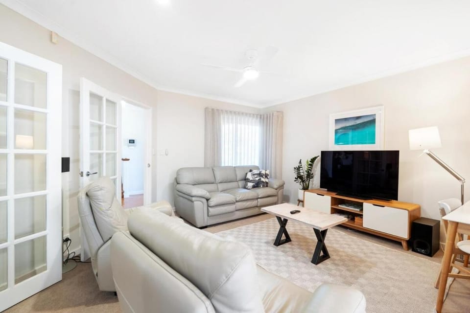 Scarborough Central - Ocean Glimpse Retreat House in Perth