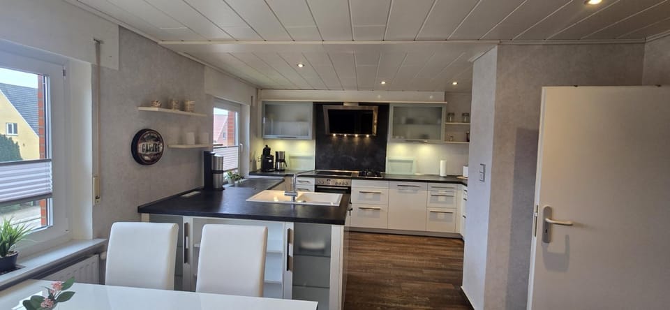 Kitchen or kitchenette, Dining area, stove