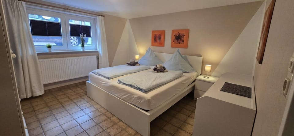 Bed, TV and multimedia, Photo of the whole room, Bedroom, towels