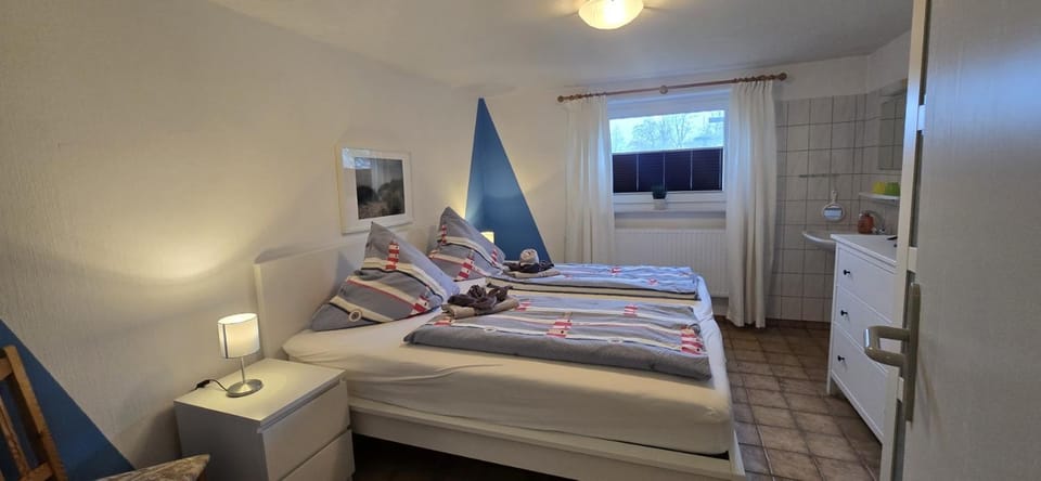 Bed, TV and multimedia, Photo of the whole room, Bedroom, towels