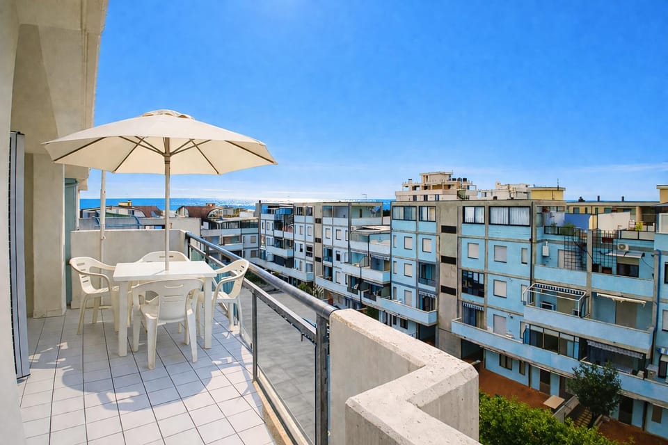 Property building, Balcony/Terrace, Sea view