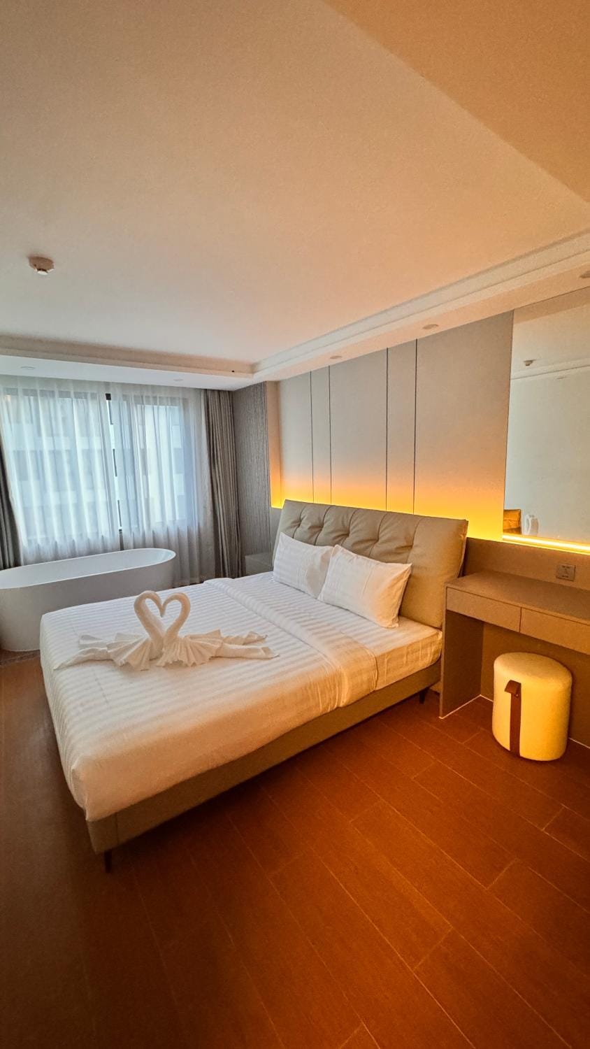 Bed, Photo of the whole room, Bedroom, towels