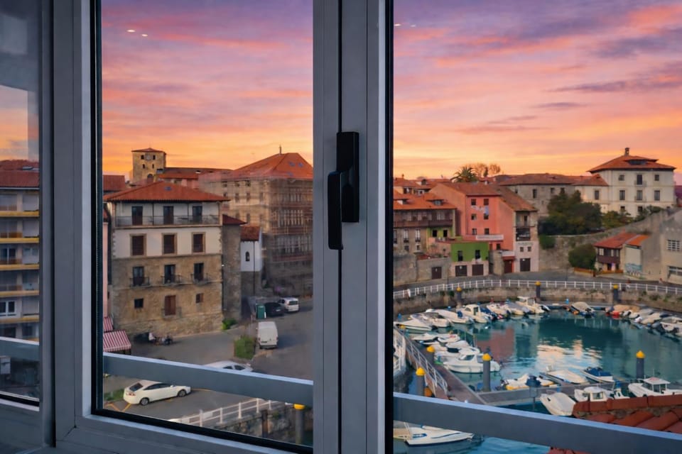 Communal lounge/ TV room, Bird's eye view, Living room, City view, Sea view