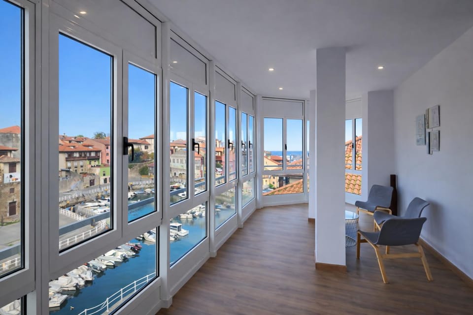 Communal lounge/ TV room, Bird's eye view, Living room, City view, Sea view, Street view