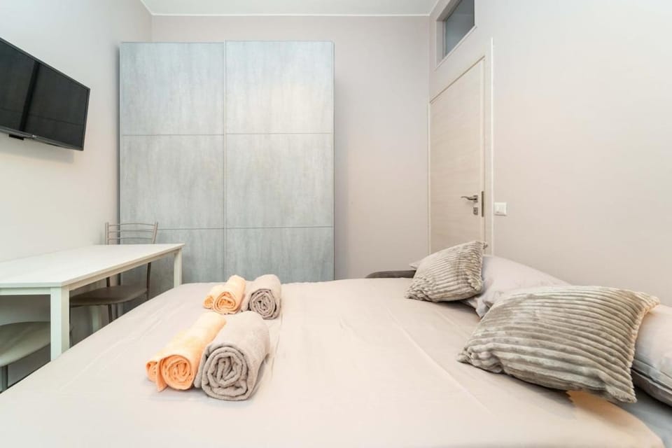 Bed, TV and multimedia, Photo of the whole room