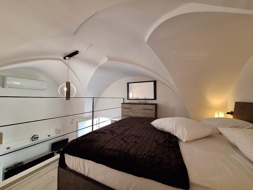 Bed, Bedroom, air conditioner
