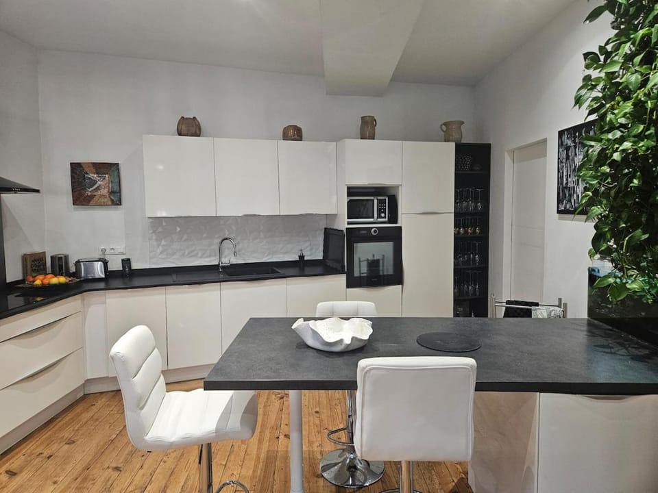 Kitchen or kitchenette, Dining area