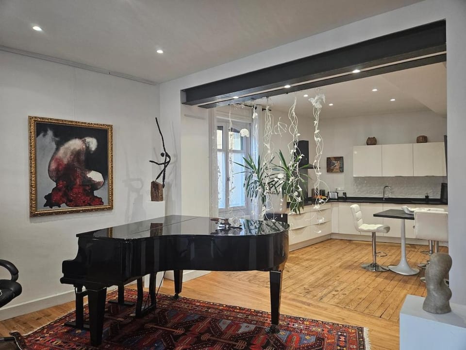 Kitchen or kitchenette, Living room