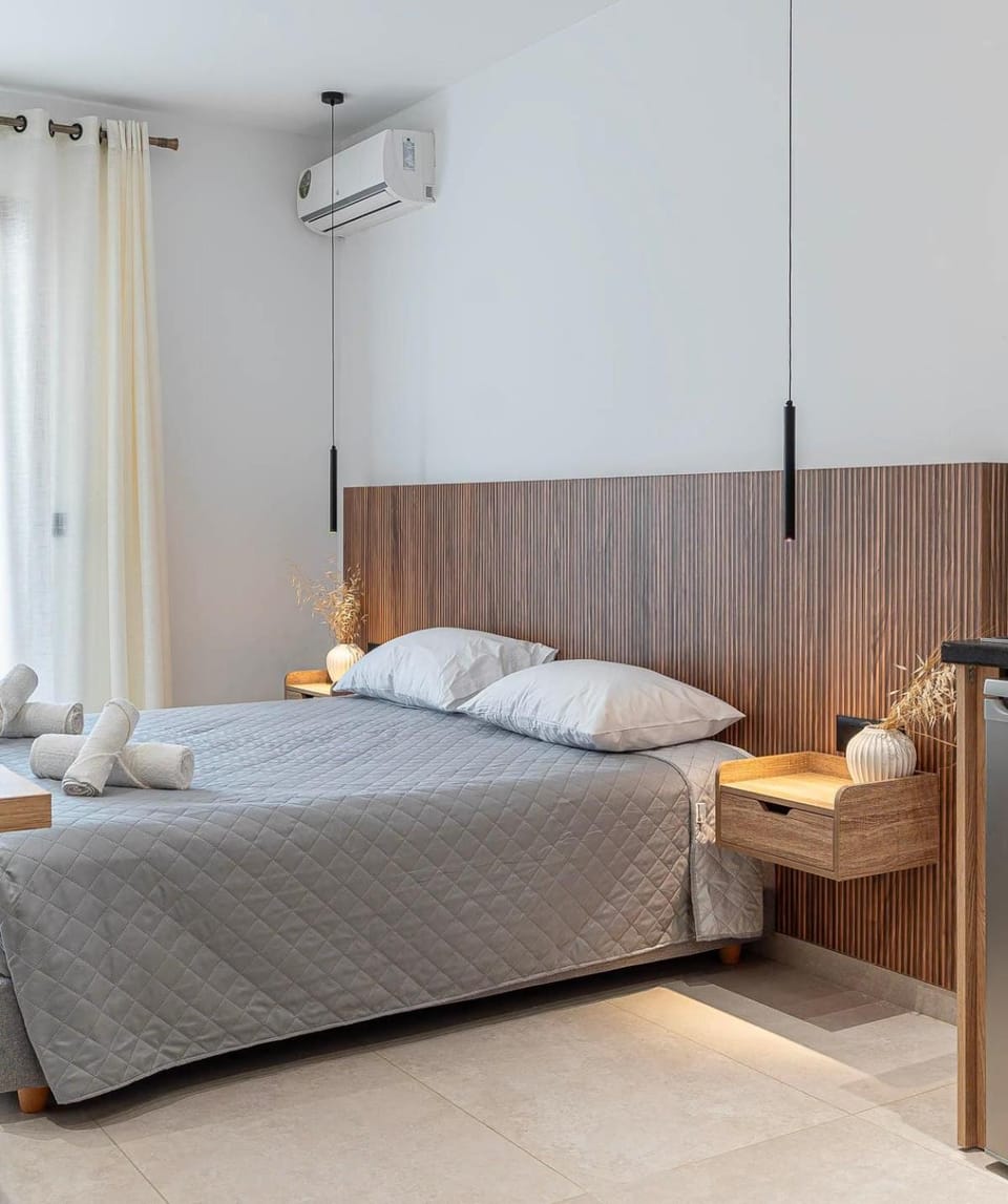 Bed, Bedroom, towels, air conditioner