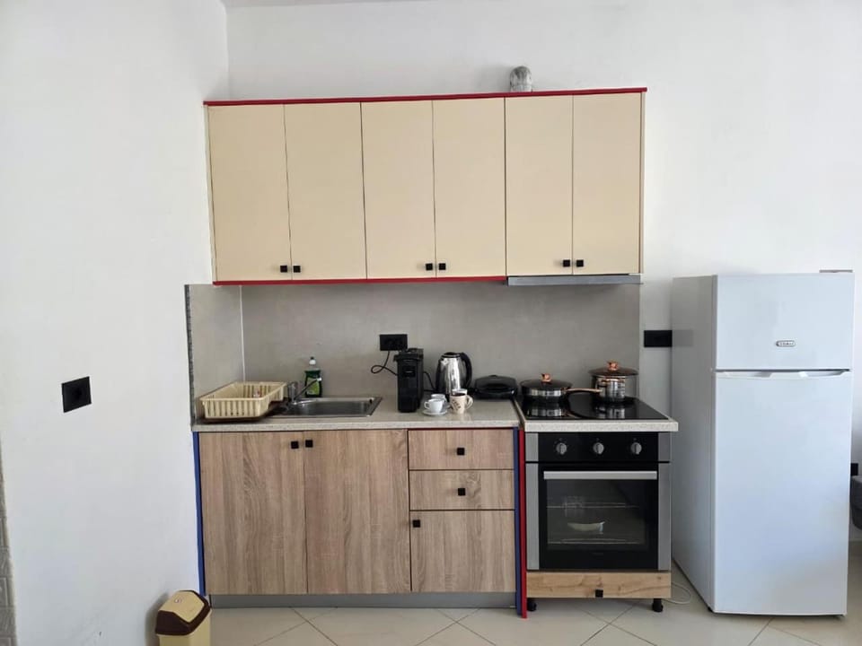 Coffee/tea facilities, Kitchen or kitchenette, oven, stove, toaster