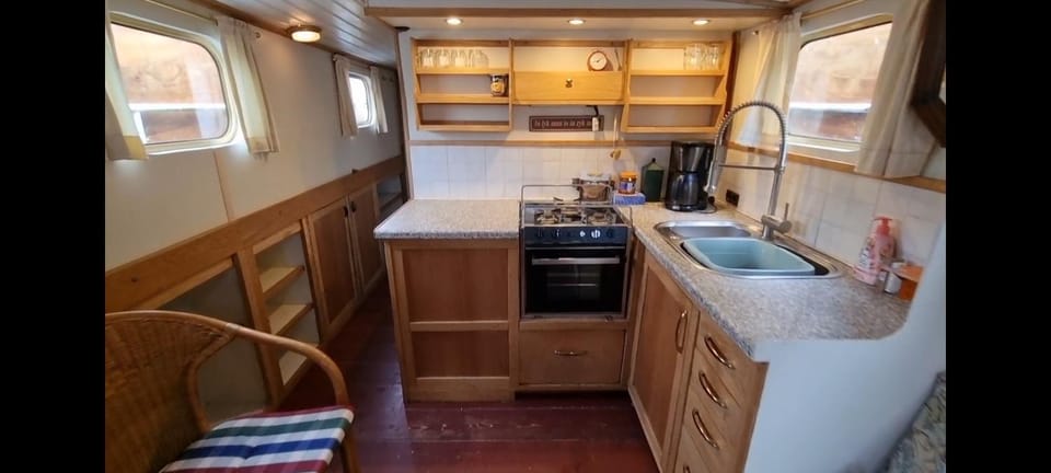 Restaurant/places to eat, Kitchen or kitchenette