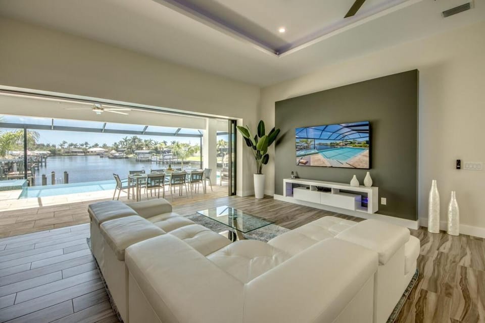CoralVilla Infinity - modern, on water, infinity pool, spa, outdoor kitchen, BBQ House in Cape Coral