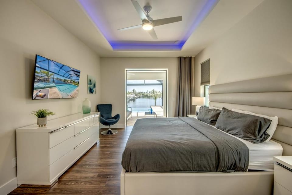 CoralVilla Infinity - modern, on water, infinity pool, spa, outdoor kitchen, BBQ House in Cape Coral
