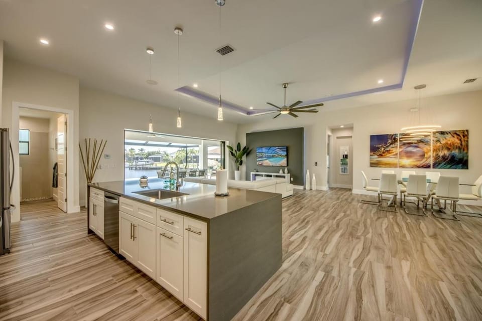 CoralVilla Infinity - modern, on water, infinity pool, spa, outdoor kitchen, BBQ House in Cape Coral