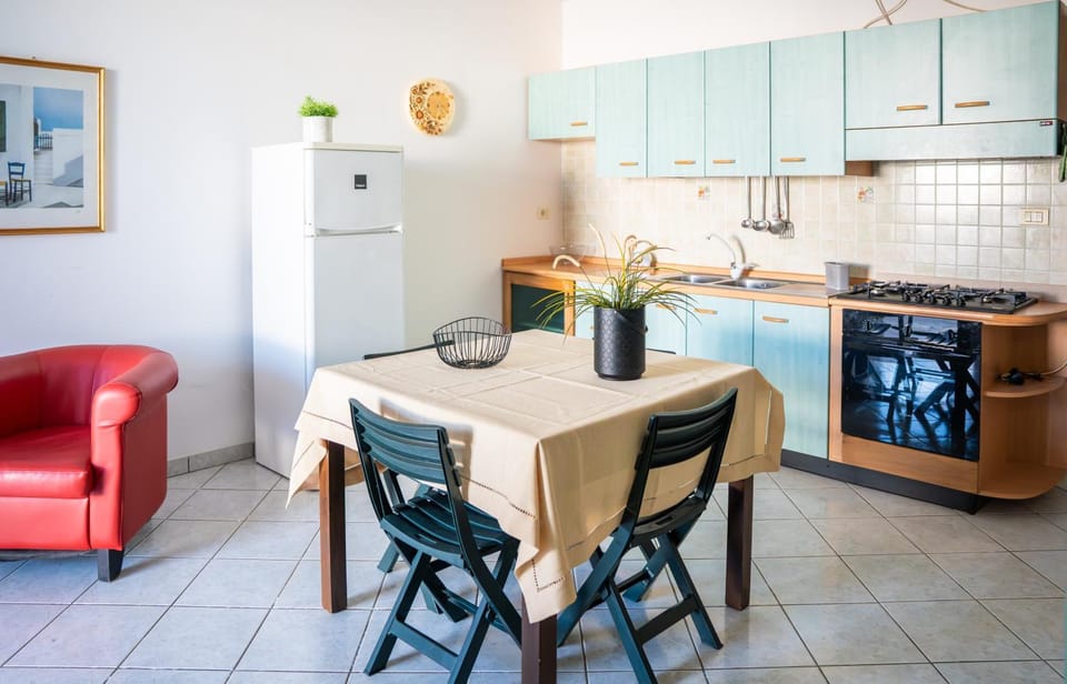 Kitchen or kitchenette, Living room, Seating area, Dining area, kitchen