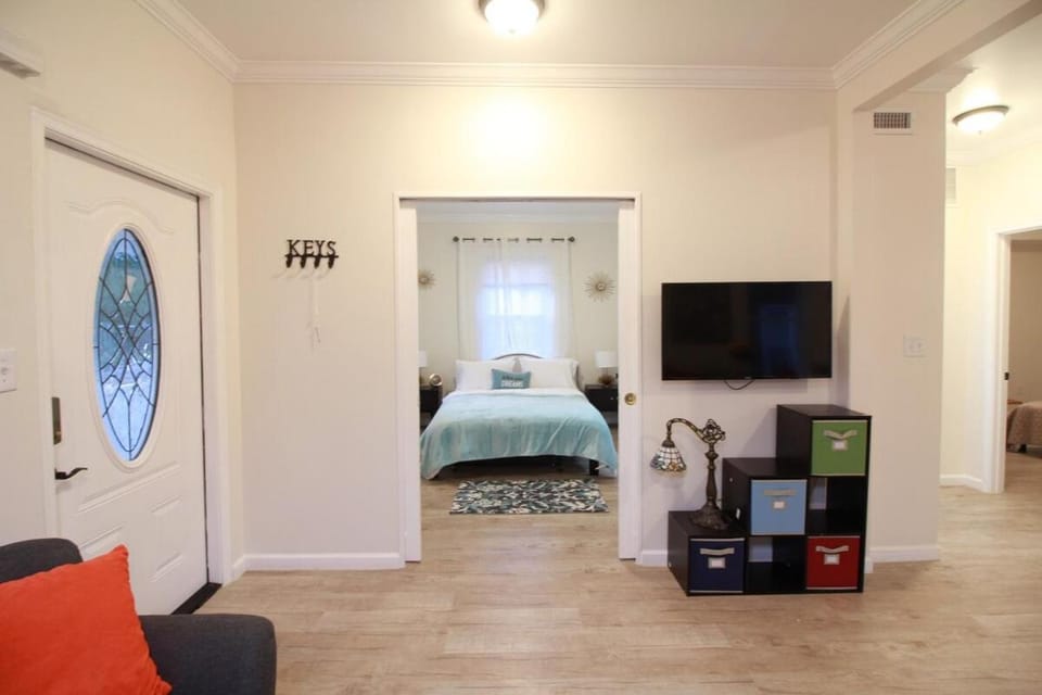 Otis 3304 Main - NE 2BR 1 BT Comfort close to DC & Catholic UNV Bed and Breakfast in Mount Rainier