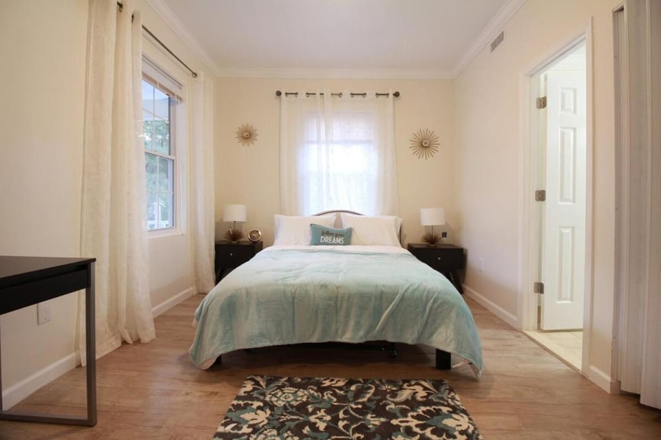Otis 3304 Main - NE 2BR 1 BT Comfort close to DC & Catholic UNV Bed and Breakfast in Mount Rainier