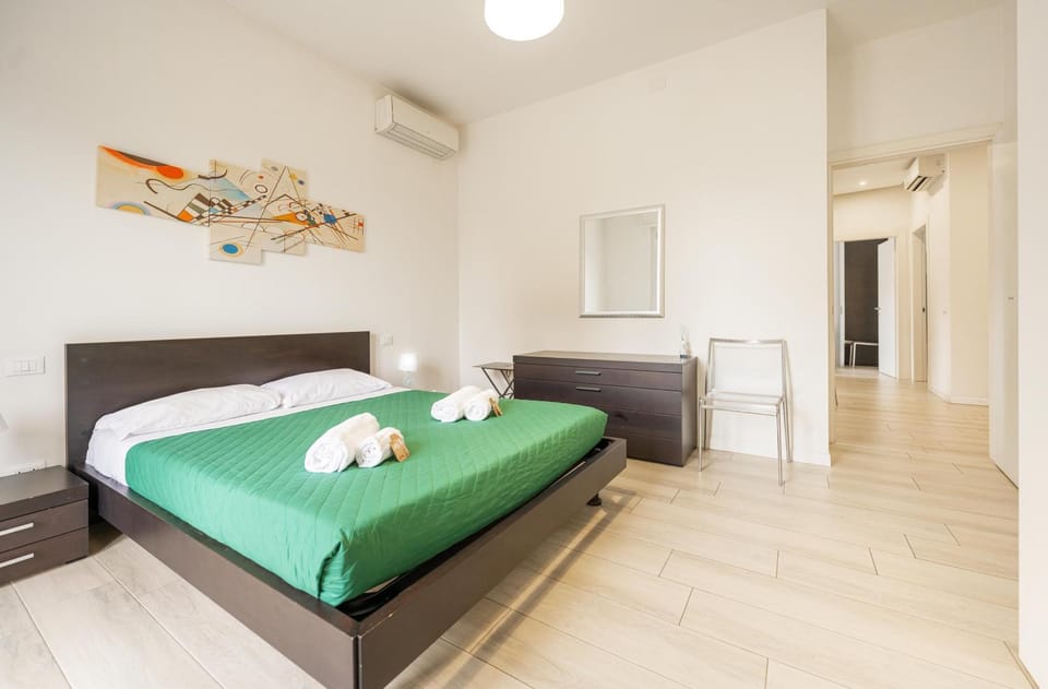 Bed, Photo of the whole room, Bedroom, towels