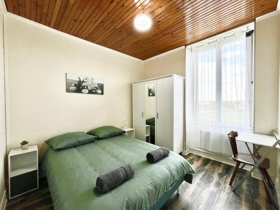 Bed, Photo of the whole room, Bedroom, heating, towels, wardrobe