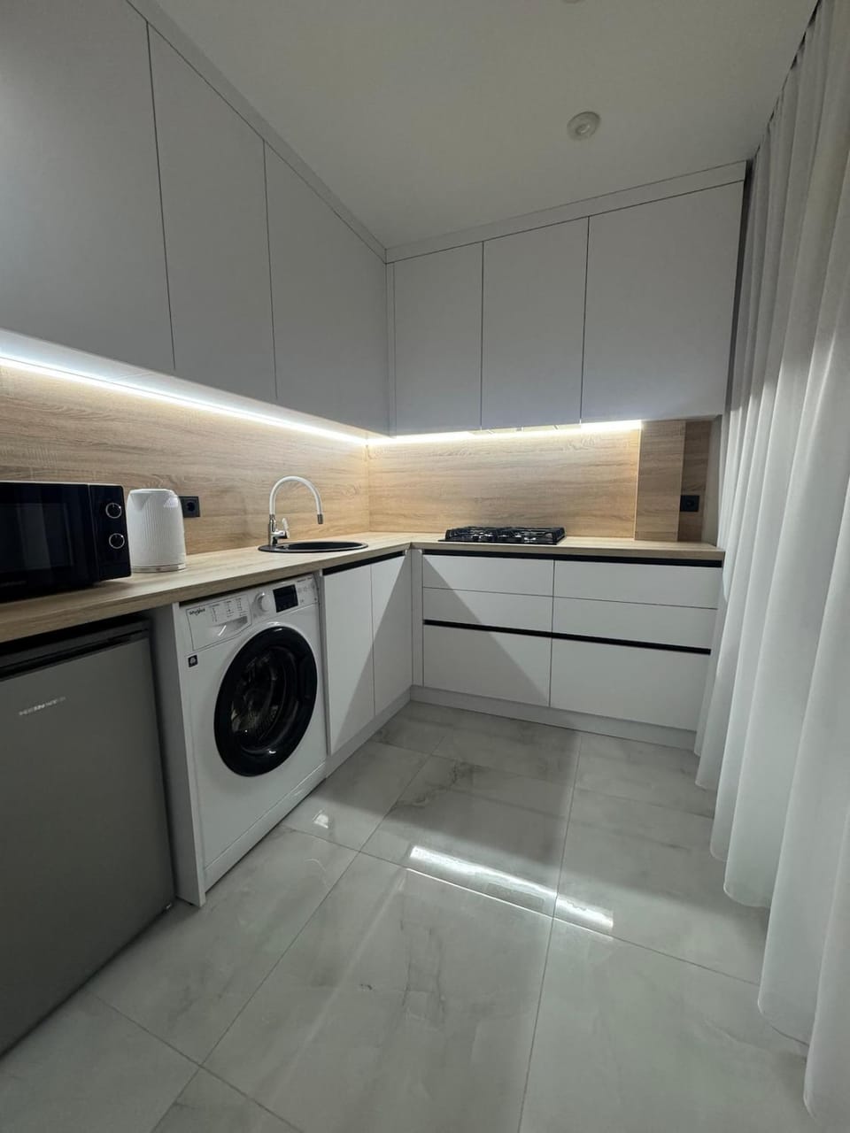 Kitchen or kitchenette, stove, washing machine