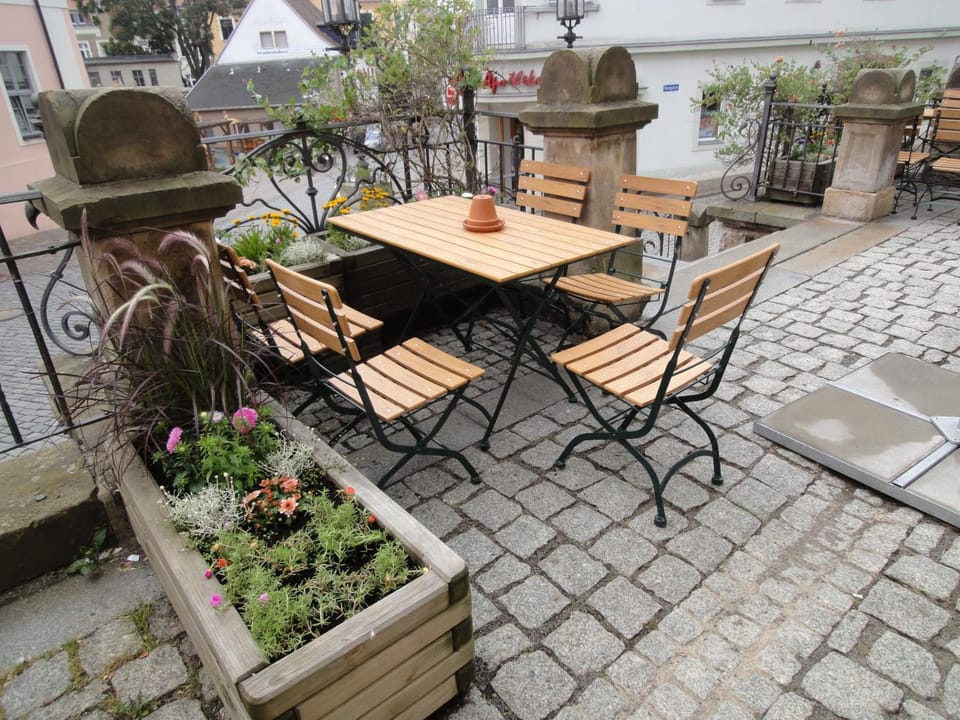 Property building, Restaurant/places to eat, Day, Balcony/Terrace, Dining area
