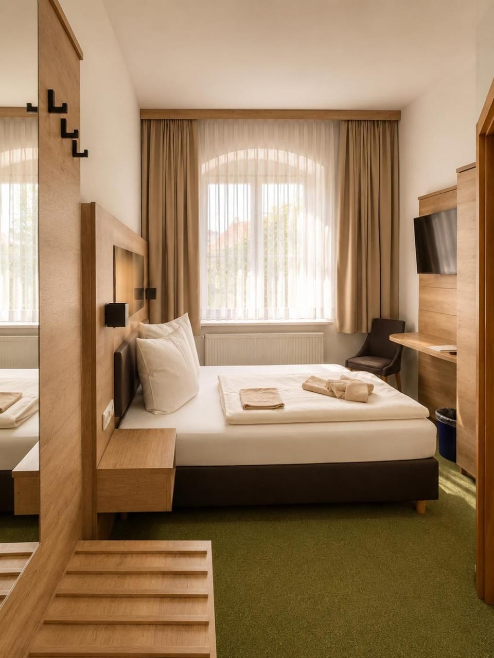 Bed, TV and multimedia, Photo of the whole room, Bedroom, towels