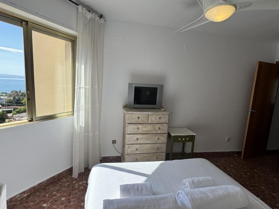Photo of the whole room, Bedroom, Sea view