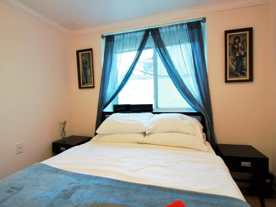 Otis 3304 Bsmnt - Sunny lower apartment suite Bed and Breakfast in Mount Rainier