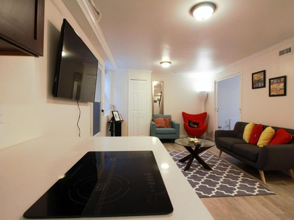 Otis 3304 Bsmnt - Sunny lower apartment suite Bed and Breakfast in Mount Rainier