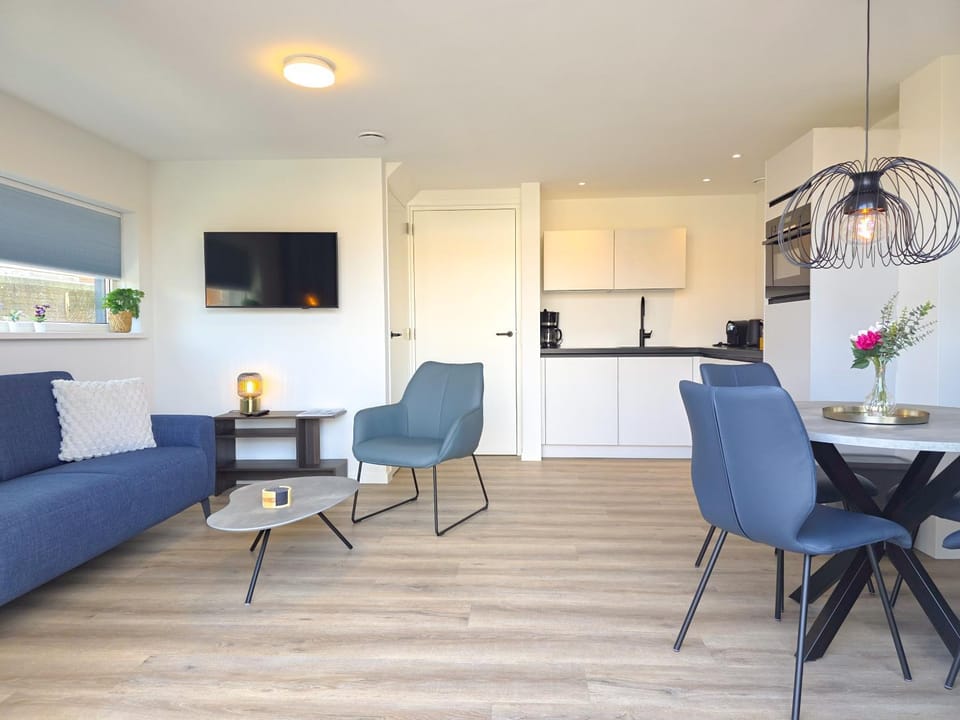 TV and multimedia, Seating area, Dining area, kitchen