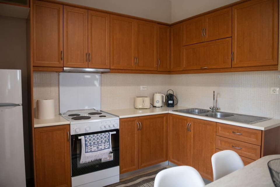 Coffee/tea facilities, Kitchen or kitchenette, oven, stove, toaster
