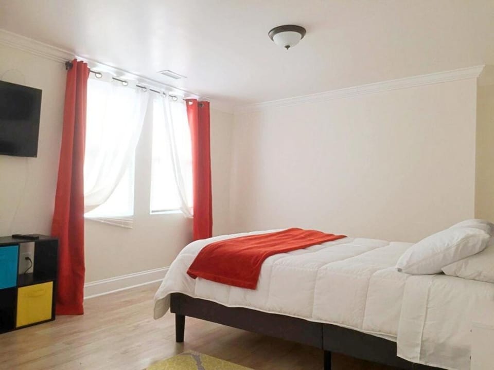 Otis 3304 Attic NE 1 Bedroom Style & Comfort Minutes to DC Apartment in Mount Rainier